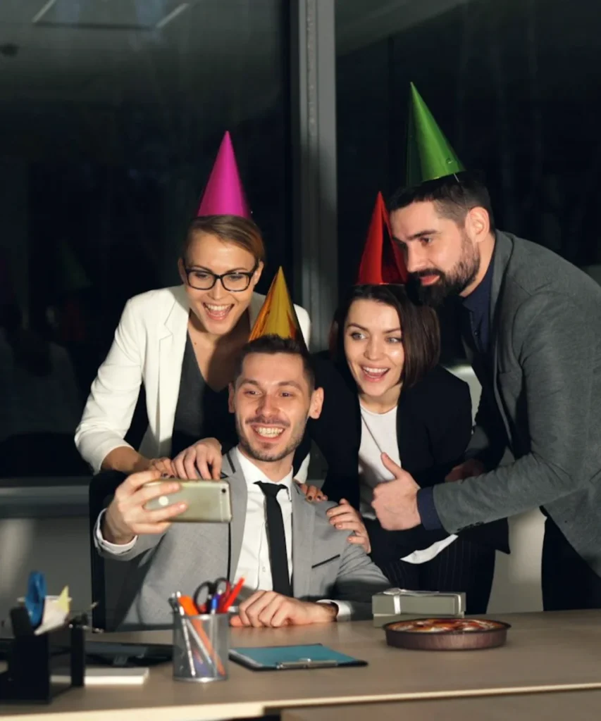 Cena de empresa: compañeros de trabajo de fiesta