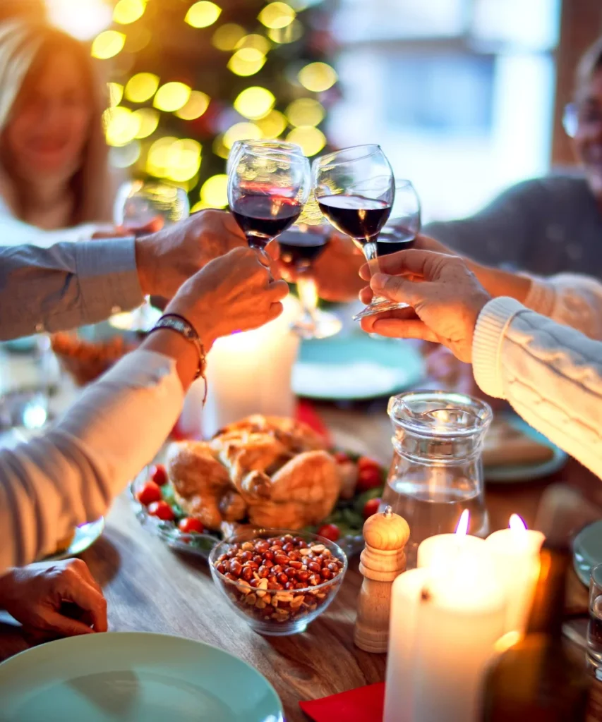 Cena de Navidad en Madrid: brindis en la mesa