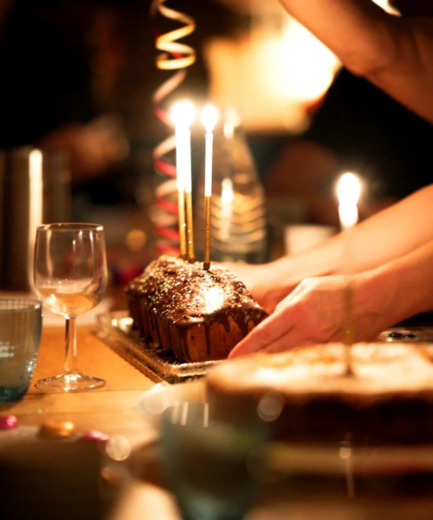 Celebración de cumpleaños con tarta y velas