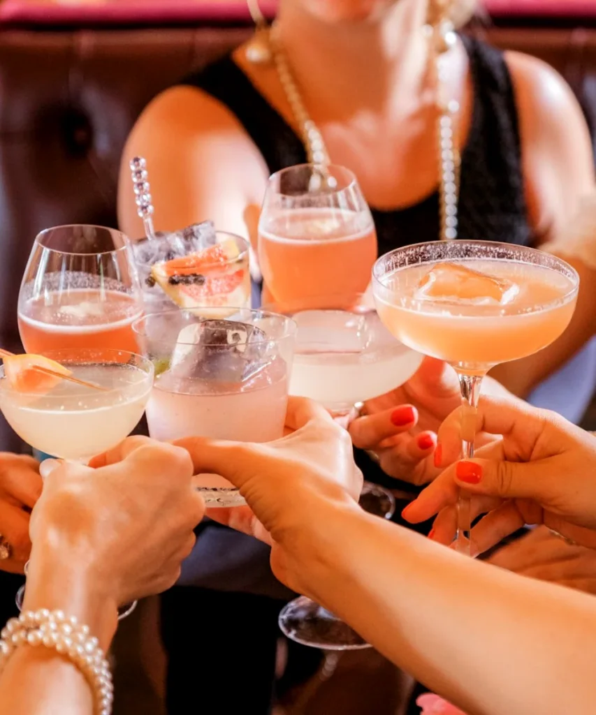 Despedida de soltera en Madrid: amigas brindando